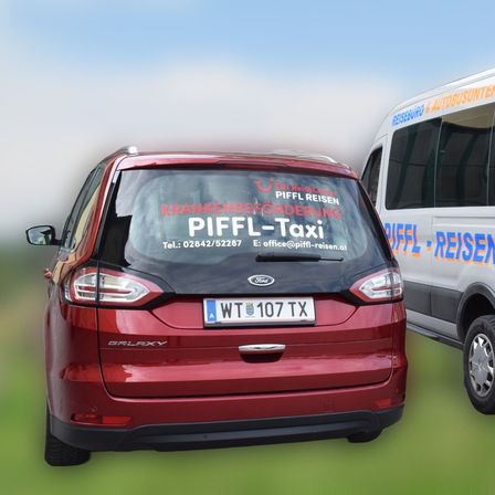Zwei Fahrzeuge sind nebeneinander geparkt. Das linke ist ein roter Ford mit dem Kennzeichen WT 107 TX. Das rechte ist ein weißer Van mit blauer und orangefarbener Schrift auf der Seite, die "PIFFL REISEN" liest.