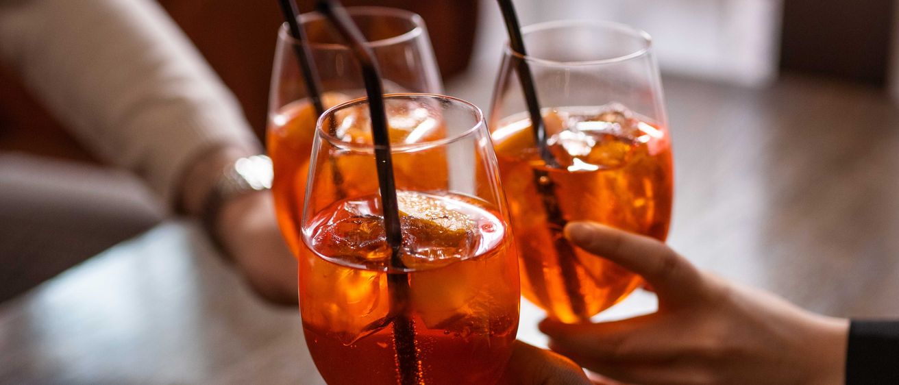 Bild enthält, Glass, Hardwood, Wood, Beverage, Soda, Alcohol, Cocktail