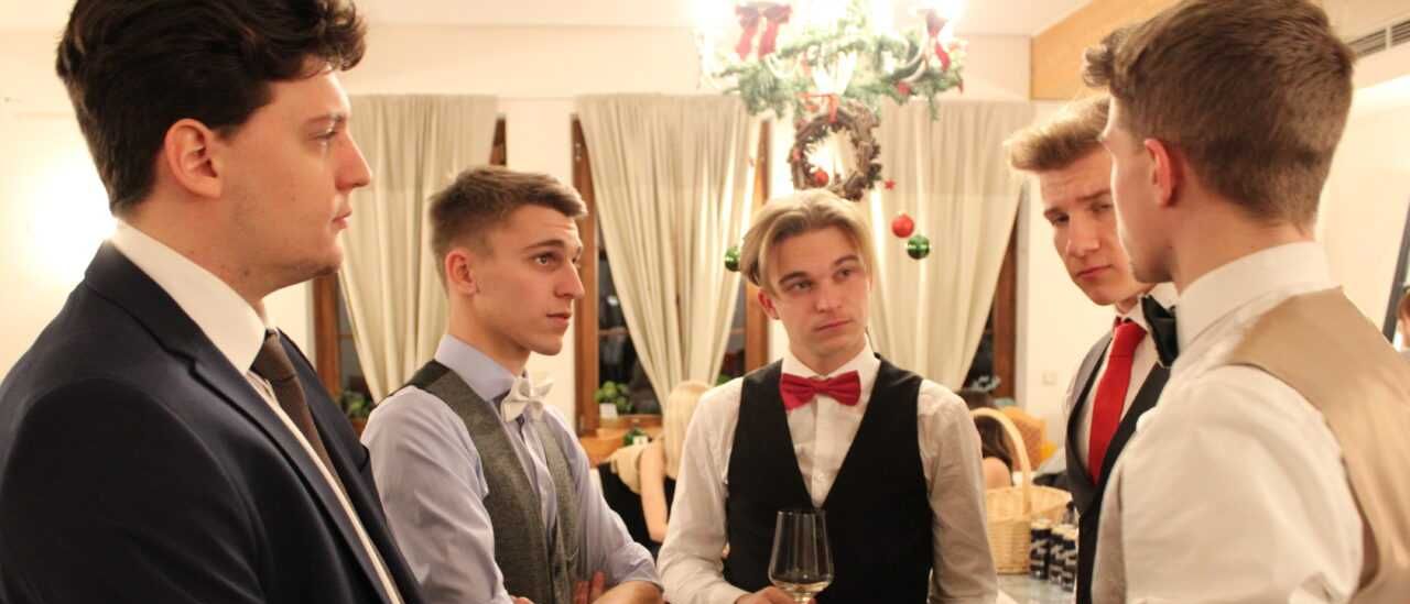 Bild enthält, Formal Wear, Suit, Shirt, Boy, Male, Person, Teen, Adult, Man, Tie