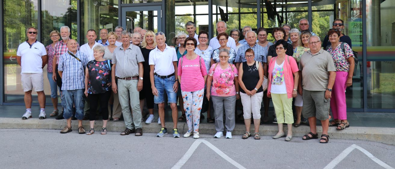 Bild enthält, People, Person, Shoe, Groupshot, Pants, Shorts, Jeans, Building, College, Face