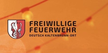 Ein orangefarbener Hintergrund zeigt das Logo der Freiwilligen Feuerwehr Deutsch Kaltenbrunn-Ort mit einem Schild, das eine Flamme und ein Rad darstellt, vor einem Hintergrund verschwommener orangefarbener Linien.