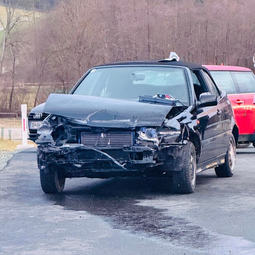 Bild enthält, Transportation, Vehicle, Car, Car - Exterior, Car Front - Damaged, Machine, Wheel