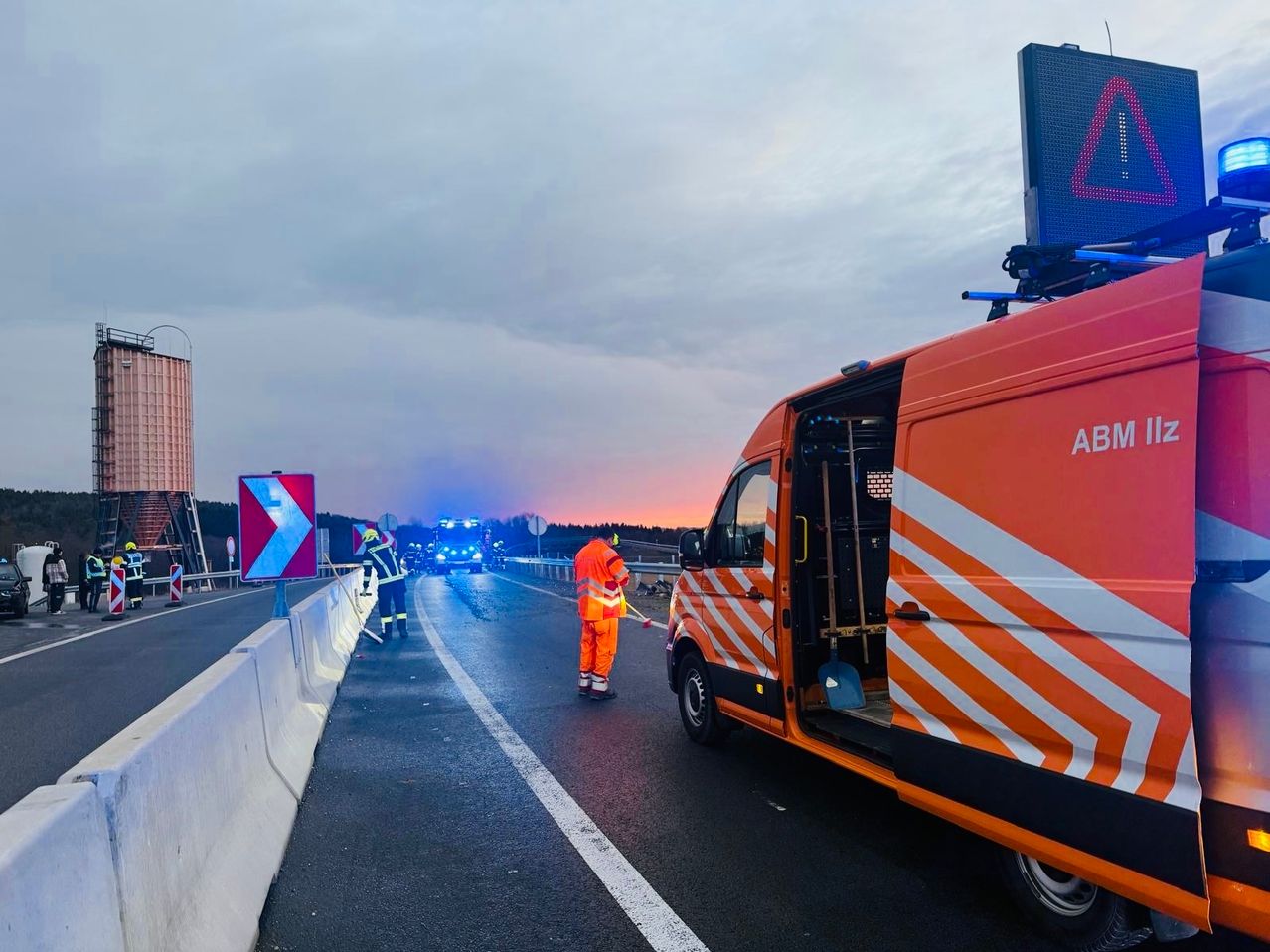 Bild enthält, Person, Worker, Cityscape, Urban, Road, Moving Van, Vehicle, Car, Footwear, Shoe