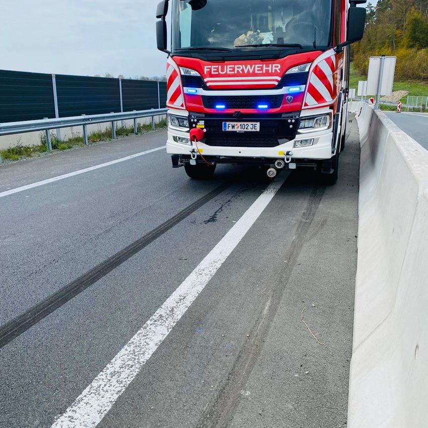 Bild enthält, Transportation, Truck, Vehicle, Bumper, Person, Machine, Wheel