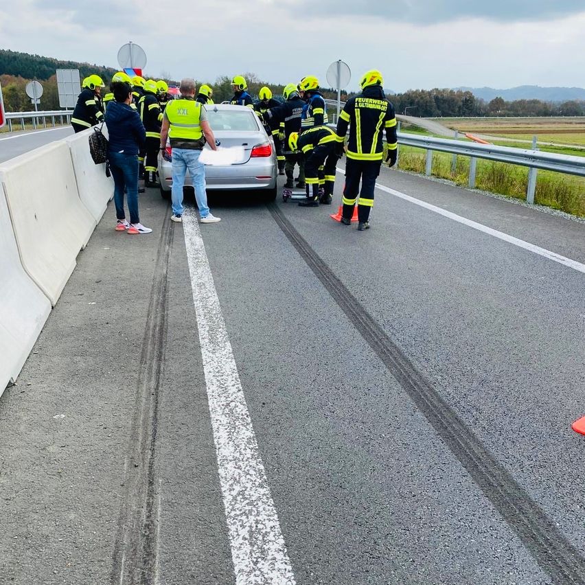 Bild enthält, Adult, Male, Man, Person, Footwear, Shoe, Helmet, Handbag, Glove, Car