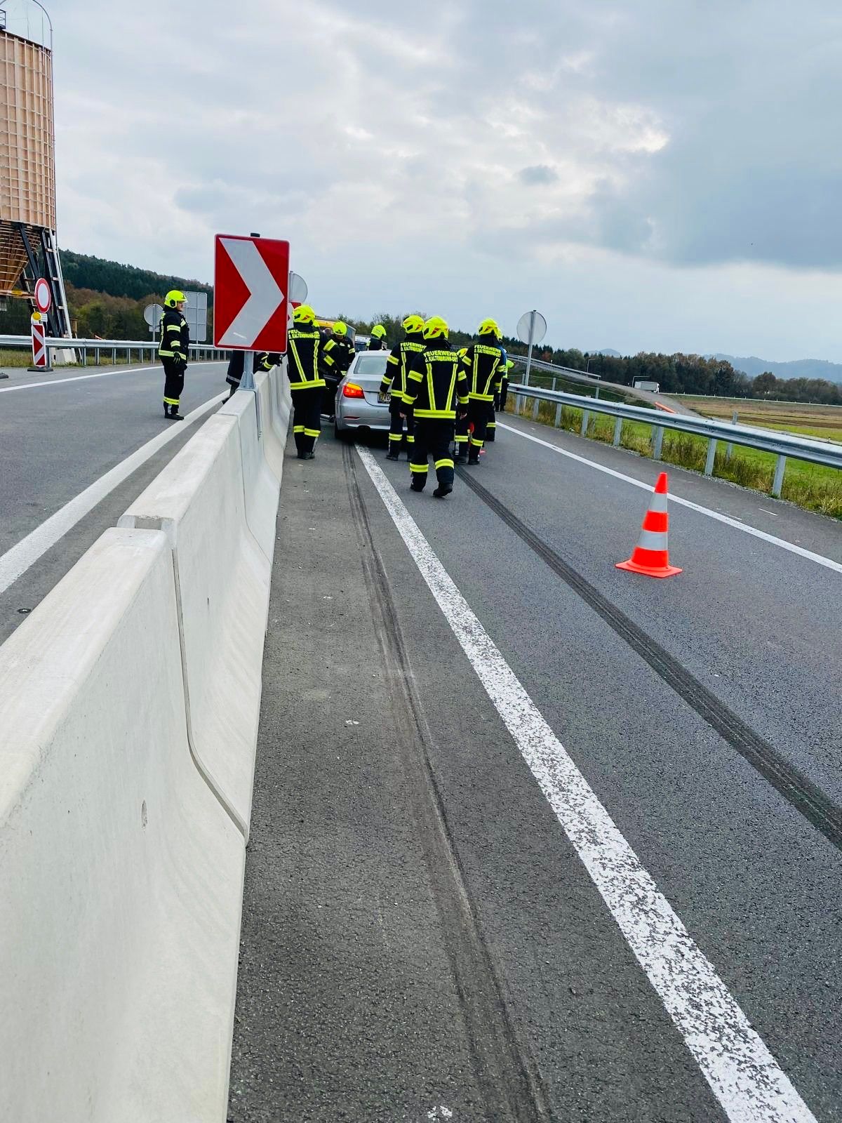 Bild enthält, Road, Helmet, Clothing, Footwear, Shoe, Person, Machine, Wheel