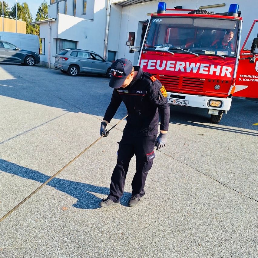 Bild enthält, Clothing, Glove, Person, Footwear, Shoe