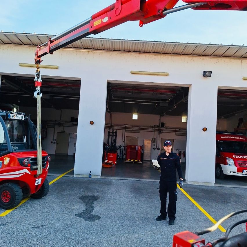 Bild enthält, Transportation, Truck, Vehicle, Fire Station, Fire Truck, Box, Package, Shoe, Gas Pump, Wheel