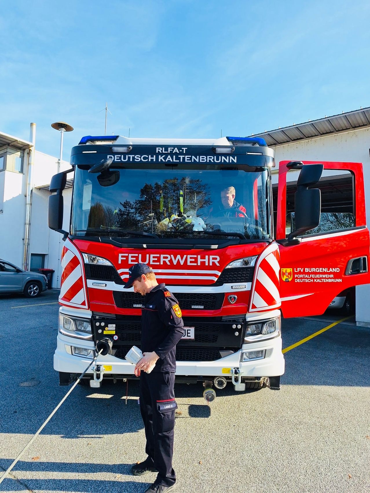 Bild enthält, Bumper, Adult, Male, Man, Person, Car, Shoe, Wheel, Truck, Hat