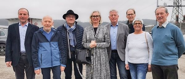 Bild enthält, Groupshot, Person, People, Jeans, Pants, Jacket, Adult, Male, Man, Woman