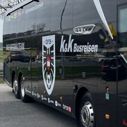 Bild enthält, Bus, Vehicle, Tour Bus, Wheel, Face, Head, Person, Car