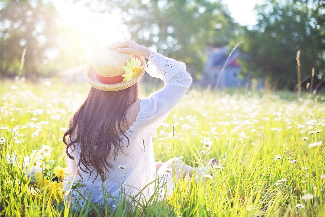 Bild enthält, Hat, Photography, Sun Hat, Grass, Field, Grassland, Nature, Outdoors, Person, Face