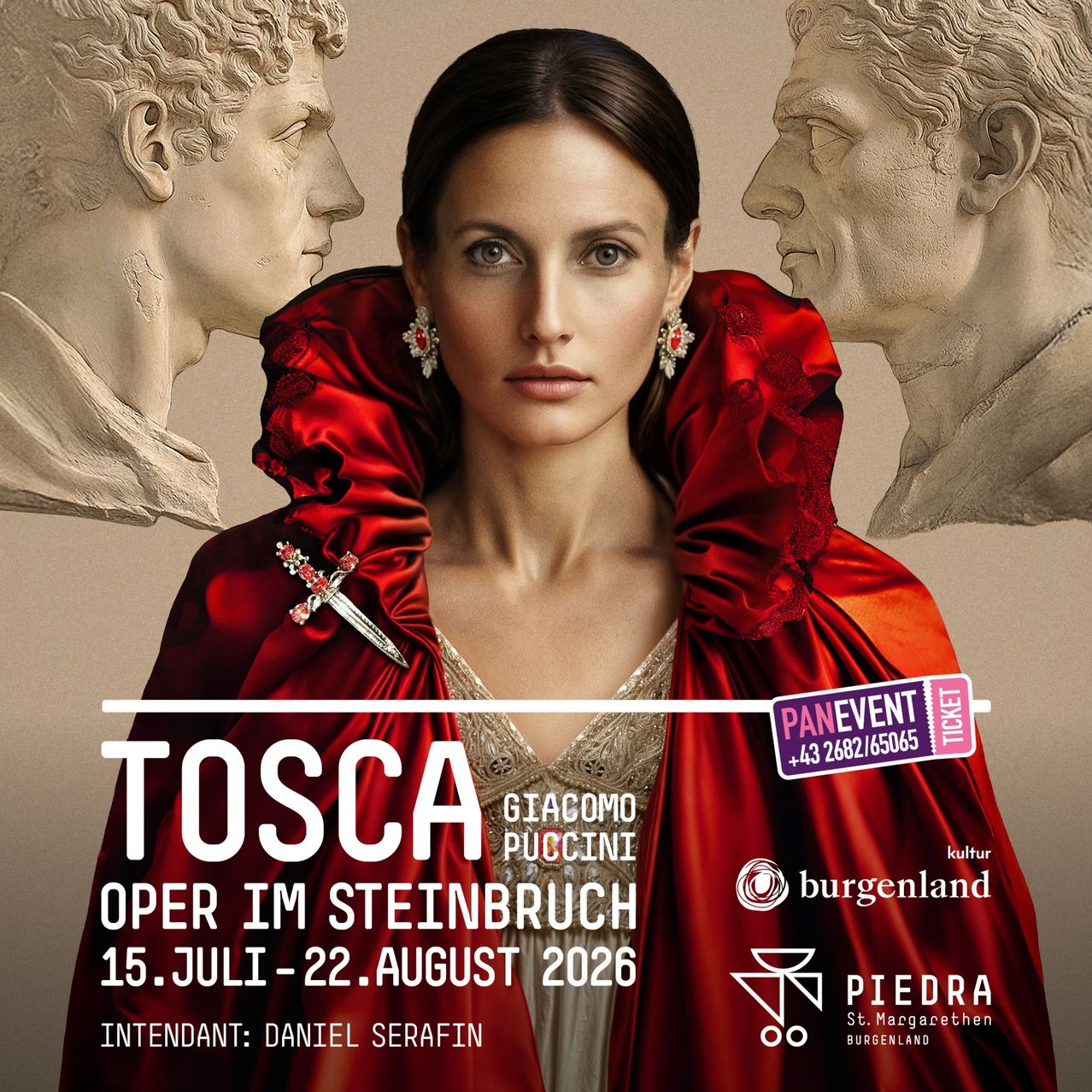 Plakat für Puccinis Oper Tosca, die in Steinbruch stattfindet, mit einer Frau in einem roten Umhang und zwei Statuen römischer Kaiser. Termine: 15. Juli - 22. August 2026.