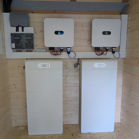 Bild enthält, Wood, Indoors, Interior Design, Floor, Flooring, Appliance, Device, Electrical Device, Refrigerator