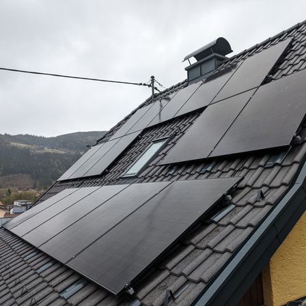 Bild enthält, Architecture, Building, Electrical Device, Solar Panels, Outdoors