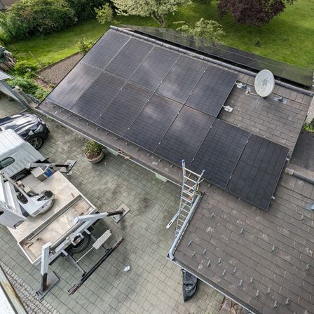 Bild enthält, Outdoors, Aerial View, Car, Transportation, Vehicle, Electrical Device, Machine, Wheel, Solar Panels