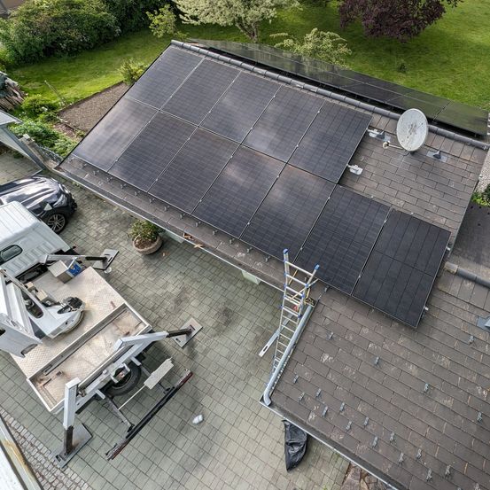 Bild enthält, Outdoors, Aerial View, Car, Transportation, Vehicle, Electrical Device, Machine, Wheel, Solar Panels