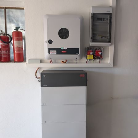 Bild enthält, Furniture, Appliance, Device, Electrical Device, Refrigerator