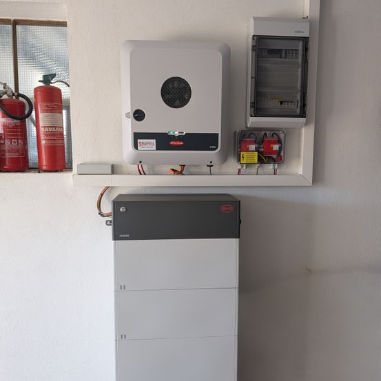 Bild enthält, Furniture, Appliance, Device, Electrical Device, Refrigerator