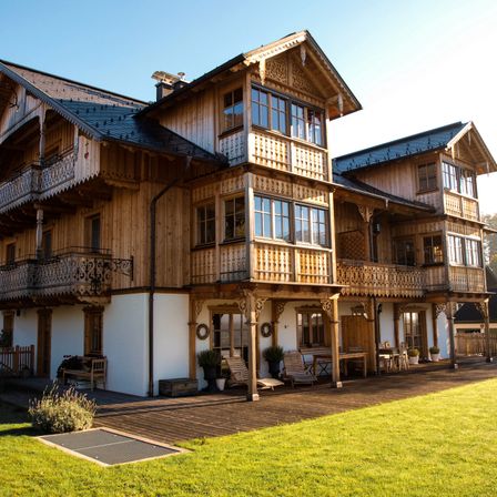 Bild enthält, Plant, Bench, Grass, Chair, Housing, Desk, Hotel, House, Car, Lawn