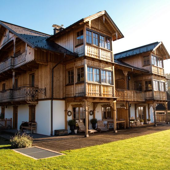 Bild enthält, Plant, Bench, Grass, Chair, Housing, Desk, Hotel, House, Car, Lawn