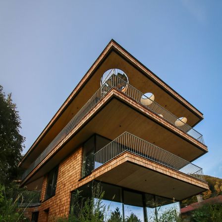 Bild enthält, Building, Shelter, House, Housing, Villa, Office Building, Interior Design, Handrail, Porch, City