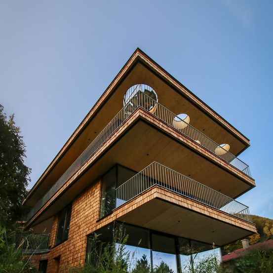 Bild enthält, Building, Shelter, House, Housing, Villa, Office Building, Interior Design, Handrail, Porch, City