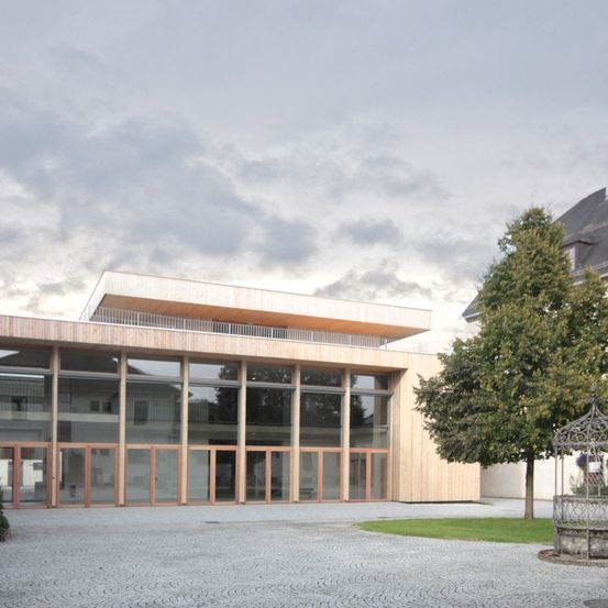 Bild enthält, Building, Office Building, City, Grass, Condo, Urban, School, Tree, Campus, Indoors