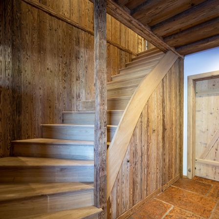 Bild enthält, Indoors, Interior Design, Wood, Hardwood, Stained Wood, Housing, Staircase, Wood Panels, Floor, Flooring