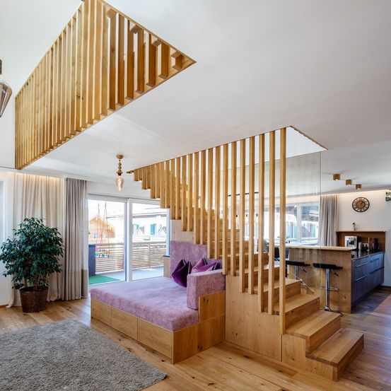 Bild enthält, Indoors, Interior Design, Housing, Staircase, Living Room, Wood, Foyer, Hardwood, Rug, Plant