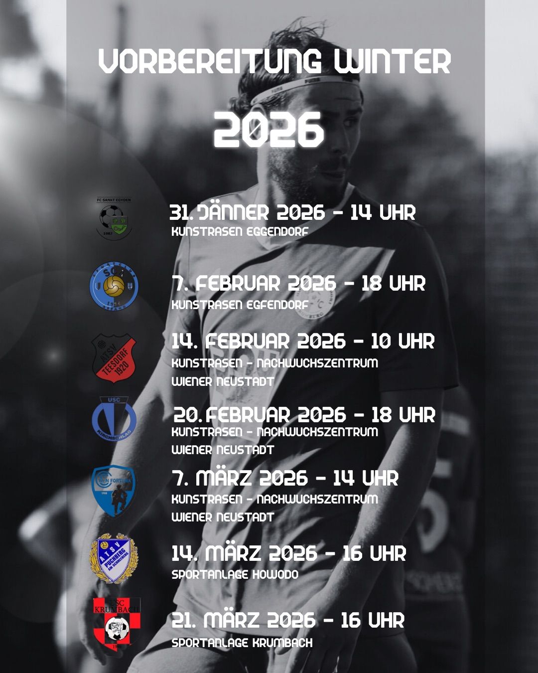 Ein Schwarz-Weiß-Bild eines Mannes in einem Stirnband, der steht und einen Kalender mit Daten und Zeiten für Veranstaltungen im Jahr 2026 zeigt. Die erste Veranstaltung ist am 31. Januar um 14 Uhr in Eggendorf. Weitere Veranstaltungen sind am 7., 14. und 20. Februar sowie am 7. und 14. März, alle in Wien.