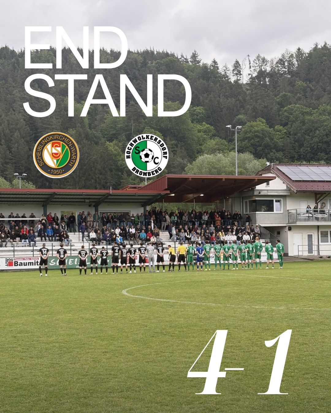 Fußballspiel zwischen zwei Mannschaften. Ergebnis 1-1. Spieler auf dem Feld aufgestellt mit Zuschauern auf den Tribünen. Im Hintergrund sind Bäume und Gebäude zu sehen.