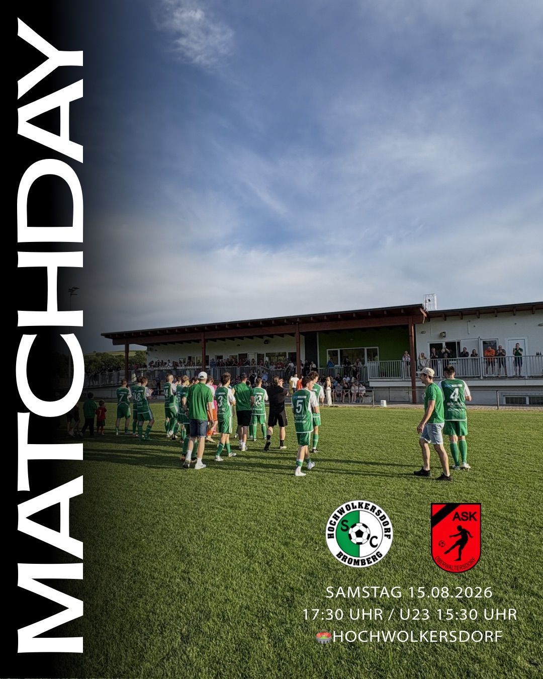Fußballspieler in grünen Trikots laufen auf einem Feld. Das Feld hat ein weißes Gebäude im Hintergrund. Das Bild hat den Text 'Watchday' und das Datum '15.08.2026'.