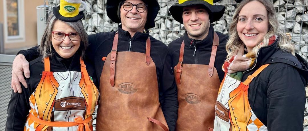 Bild enthält, Balloon, Adult, Female, Person, Woman, Clothing, Coat, Festival