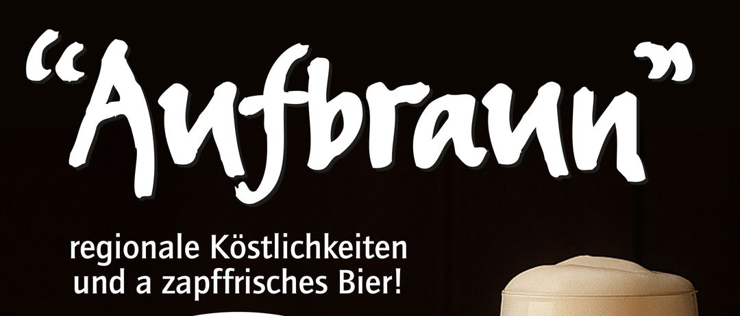 Eine Werbung für Toni Brau Bier zeigt ein Glas Bier, Brezen und Würste. Es hebt regionale Spezialitäten und frisches Bier hervor. Ein Schild listet Termine und Uhrzeiten für Veranstaltungen auf.