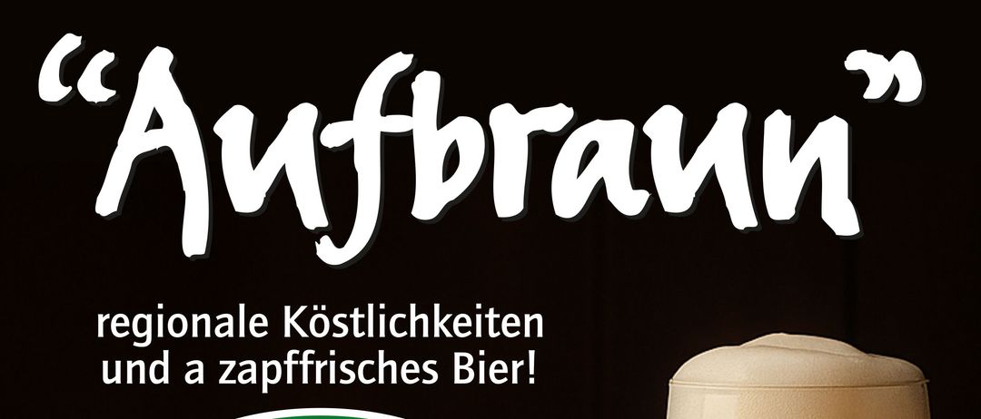 Plakat mit einem Glas Toni Brau Bier, Brezen und Würsten. Das Plakat hat einen schwarzen Hintergrund mit einem gelben Schild, das verschiedene Termine und Zeiten auflistet.