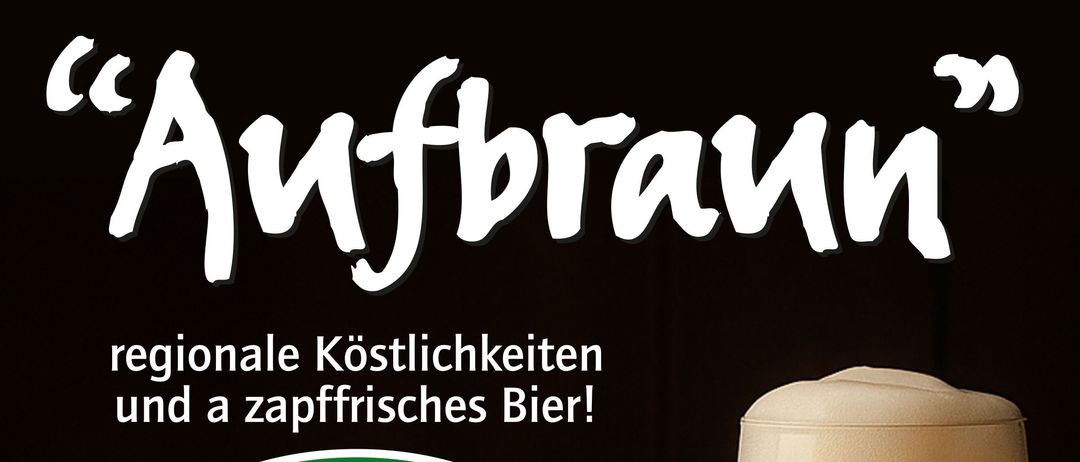 Ein Werbeplakat für Toni Brau Bier zeigt ein Glas Bier, Brezeln und Würste. Der Plakat bewirbt regionale Spezialitäten und frisches Bier. Es enthält Öffnungszeiten und Termine.