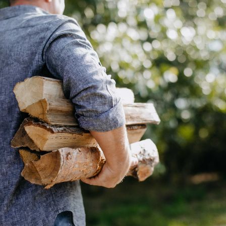 Bild enthält, Wood, Adult, Male, Man, Person, Lumber, Woodworking, Clothing, Pants