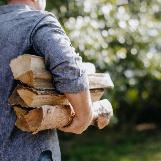 Bild enthält, Wood, Adult, Male, Man, Person, Lumber, Woodworking, Clothing, Pants