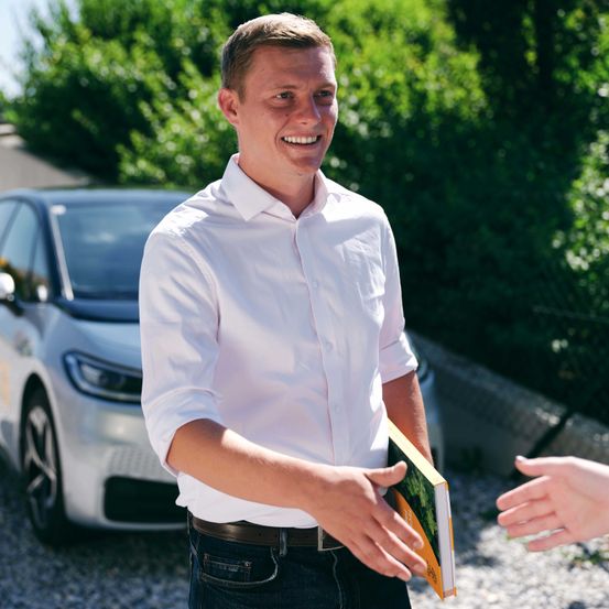 Bild enthält, Face, Head, Person, Smile, Adult, Male, Man, Shirt, Wheel, Car
