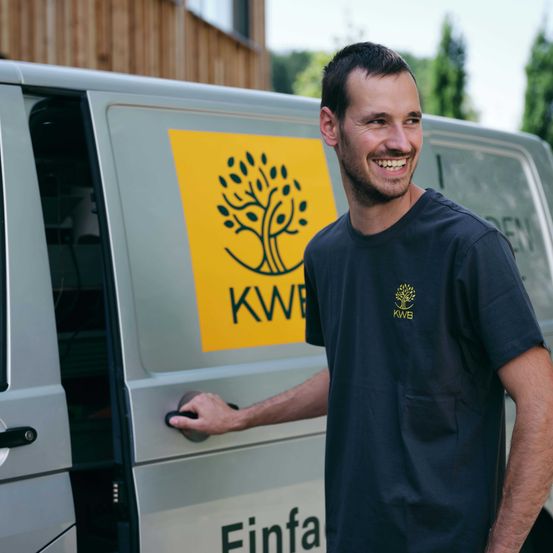 Bild enthält, T-Shirt, Adult, Male, Man, Person, Face, Head, Car, Vehicle, Smile