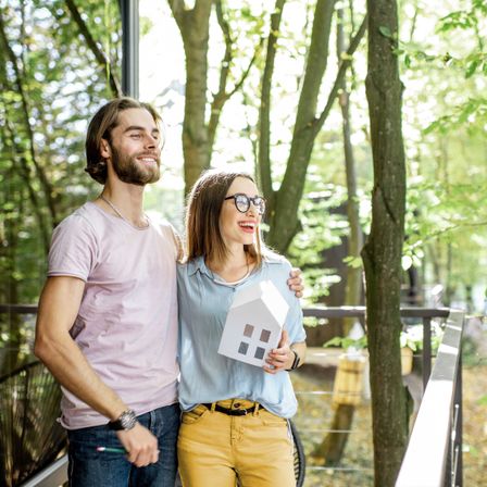 Bild enthält, Vegetation, Pants, Head, Person, Face, Grove, Tree, Woodland, T-Shirt, Wristwatch