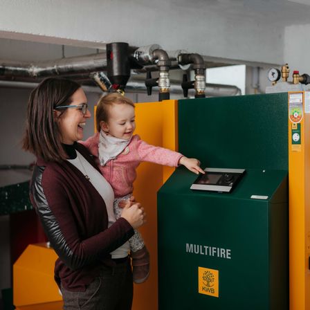 Bild enthält, Adult, Female, Person, Woman, Necklace, Baby, Glasses, Face, Head
