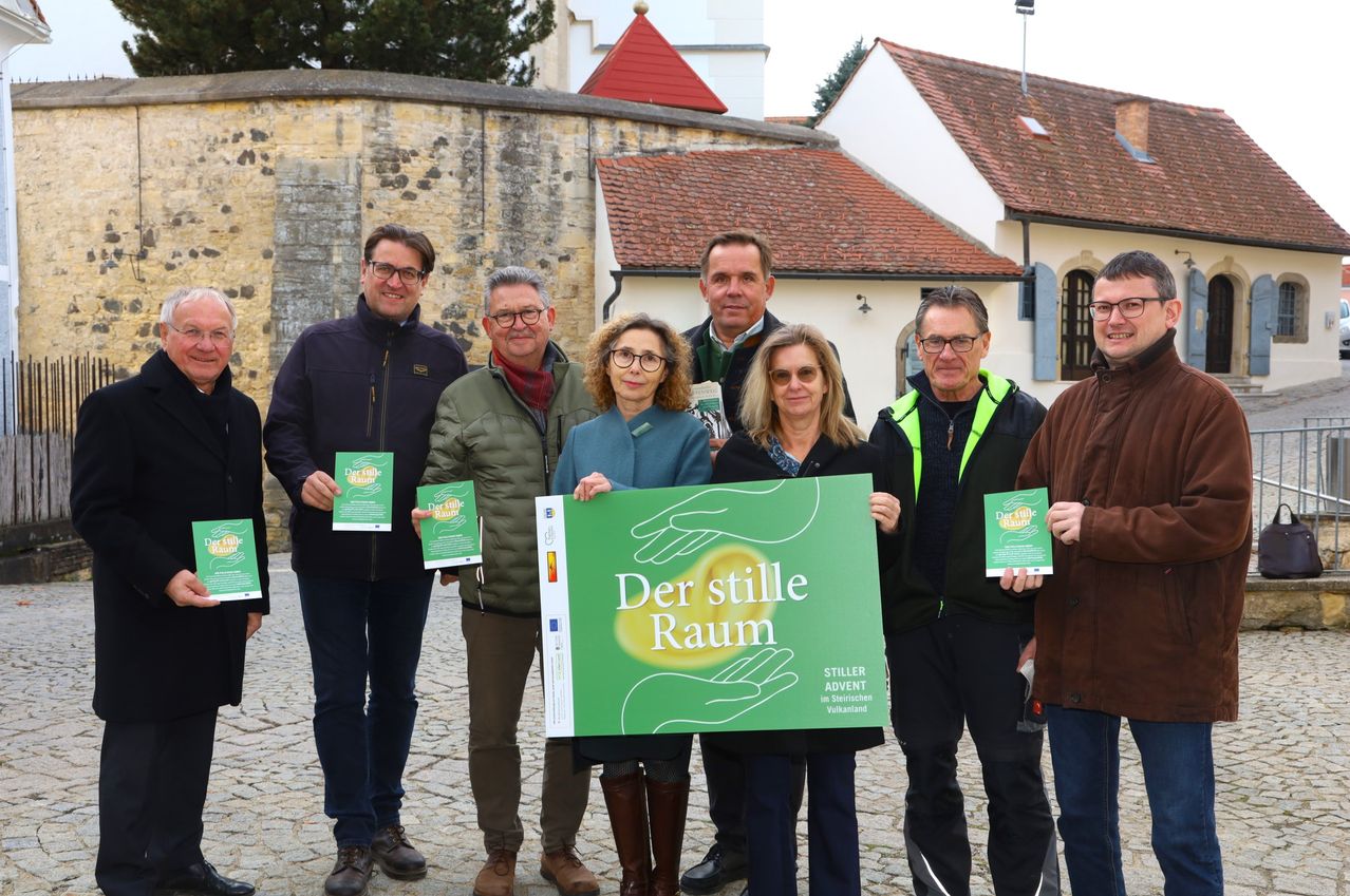 Bild enthält, Advertisement, Pants, Poster, People, Person, Coat, Jacket, Adult, Male, Man