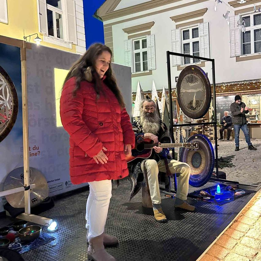 Bild enthält, Coat, Adult, Female, Person, Woman, Urban, Male, Man, Guitar, Shoe