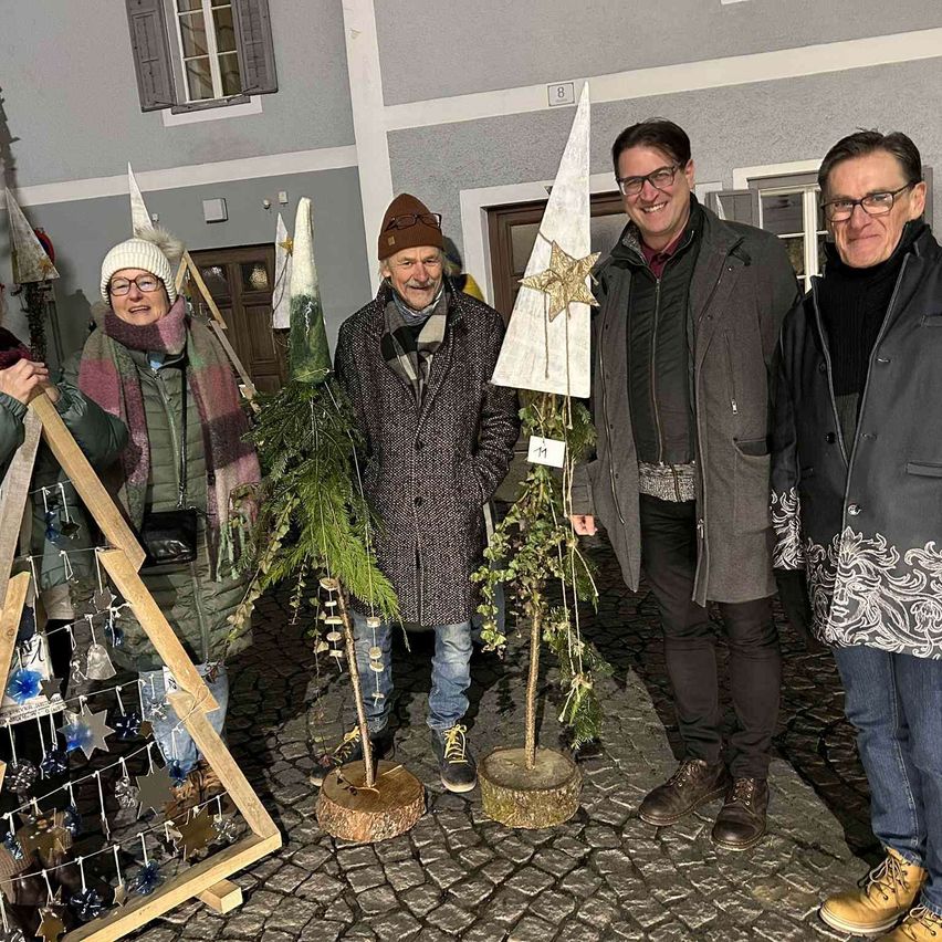 Bild enthält, Potted Plant, Groupshot, Person, Coat, Pants, Adult, Male, Man, People, Nature