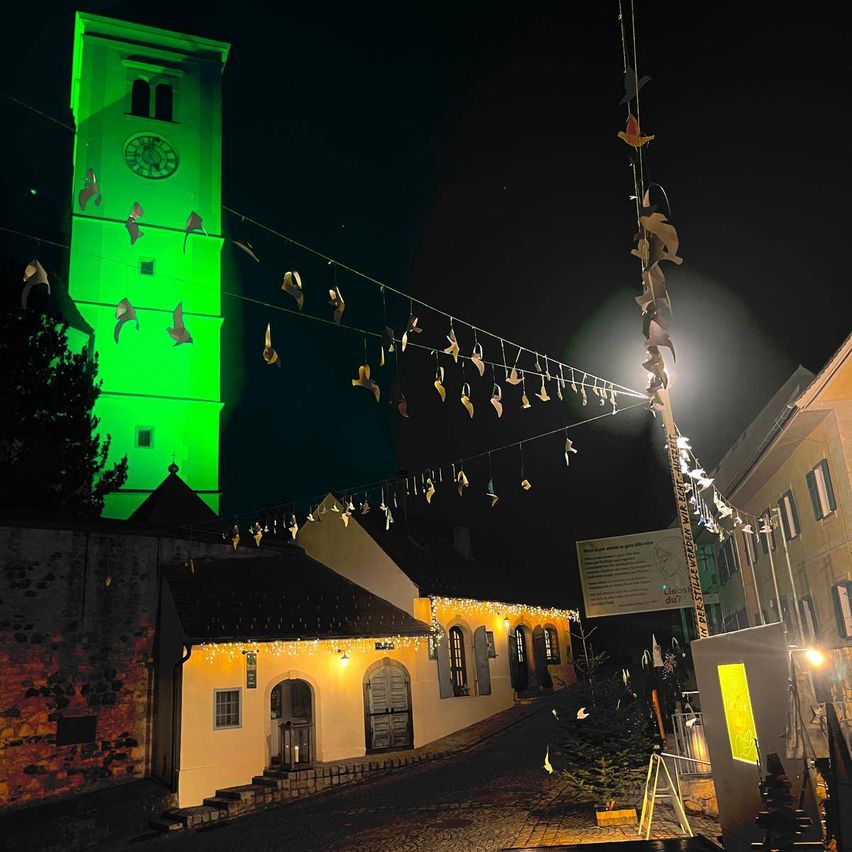 Bild enthält, City, Road, Street, Urban, Clock Tower, Night, Cityscape, Night Life, Alley, Gothic Arch