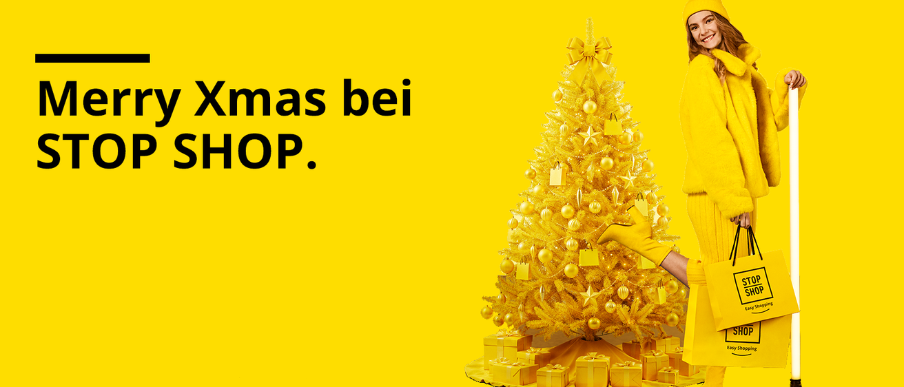 Eine festliche Weihnachtsszene mit einem goldenen Weihnachtsbaum, geschmückt mit Ornamenten, umgeben von Geschenken. Eine Person in einem gelben Outfit steht neben dem Baum, mit dem Text 'Xmas bei HOP' prominent angezeigt.