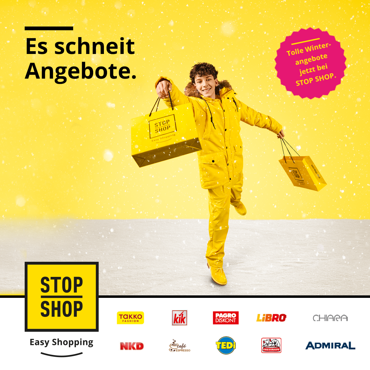 Eine Werbung mit einem lächelnden Jungen in einem gelben Regenmantel, der gelbe Einkaufstüten hält. Es ermutigt, das Einkaufen im Winter zu stoppen, mit einem gelben Banner, das 'STOP SHOP' steht. Der Hintergrund ist verschneit.