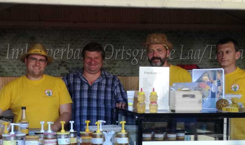 Bild enthält, People, Person, Adult, Male, Man, Kiosk, Face, Jar, Portrait, Shop